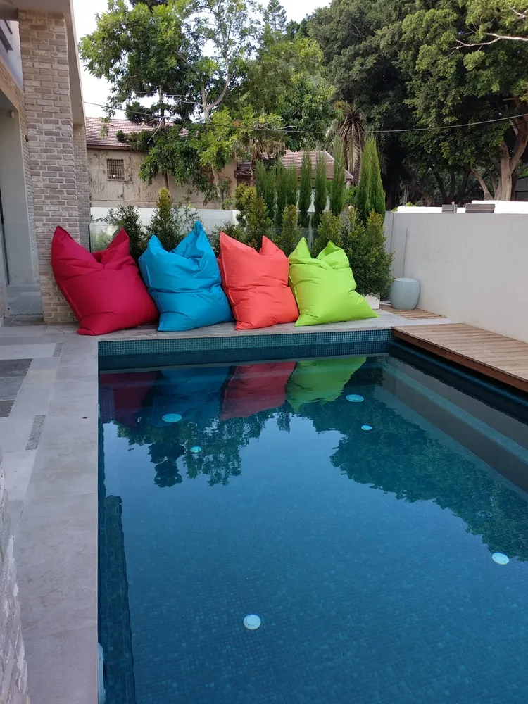 פוף מיוחד לחצר, לגינה, למרפסת, ליד הבריכה, מבד חזק ועמיד, דוחה נוזלים. מגיע במספר צבעים לבחירה : מידות 135*165 ס”מ.