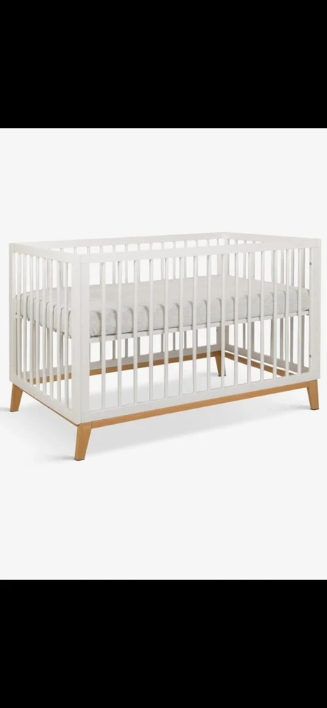 מיטת תינוק מרשימה צבע לבן בסיס צבע טבעי בעיצוב עדכני מבית בייבי כל מידות מזרן 130/70