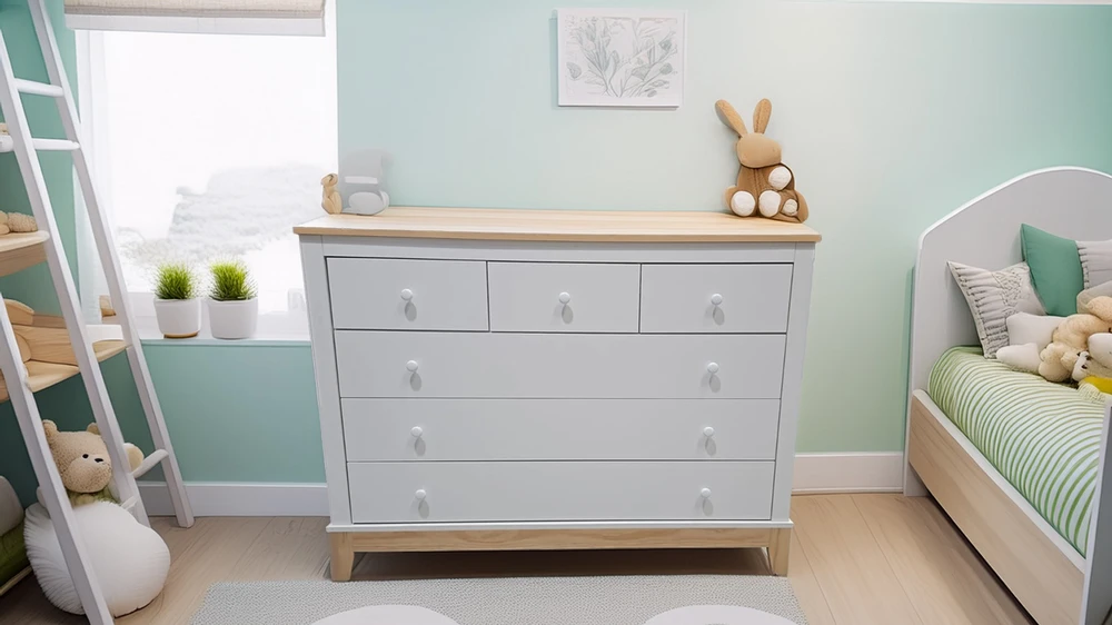 שידה ענקית! רוחב 130 ס";מ . שילוב לבן עם עץ טבעי. השידה מאסיבית ואיכותית מבית בייבי כל