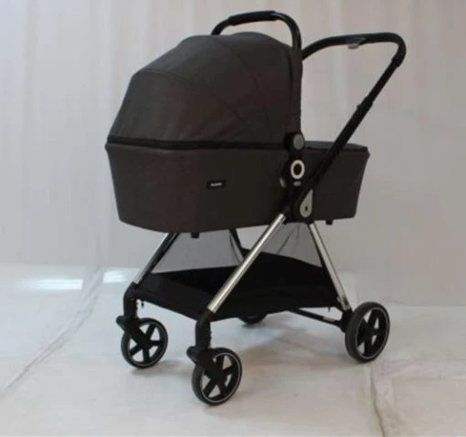 יחידה אחרונה!!! עגלת תינוק מאוד קלילה דגם מאמו MAMO מבית easy baby עריסה וטיולון צבע שחור עם דוגמא של עלים