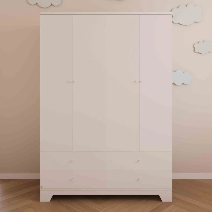 ארון כרמל לבן – NEW COLLCTION!! ארון דגם כרמל מגדיר מחדש את חוויית האחסון בחדרי תינוקות, עם עיצוב קלאסי, חלוקה גמישה וחוויית שימוש נוחה.