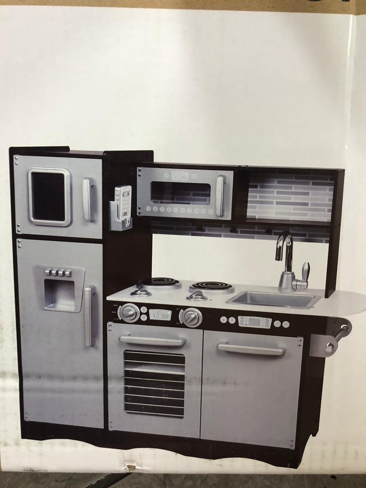 מטבח עץ מפואר לילדים מאובזר בכלים ובמכשירים עד הפריט האחרון!