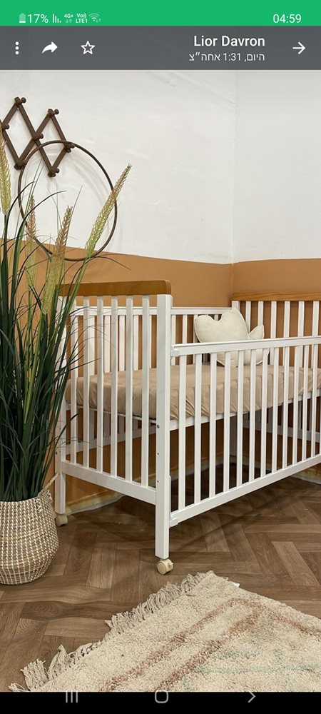 מיטת תינוק בצבע לבן מלא או לבן בשילוב טבעי סולם עולה יורד. מידות מזרן 125/60ס";מ.