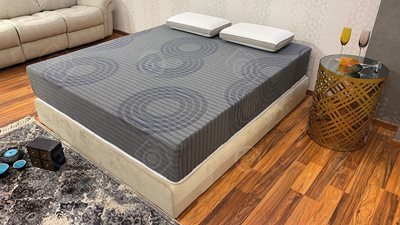 מזרן פררו אורטופדי ללא קפיצים, עשיר בויסקו הידוע בתכונותיו המיוחדות להתאמה אנטומית מלאה לכל חלקי הגוף. בעל מגע רך ומלטף