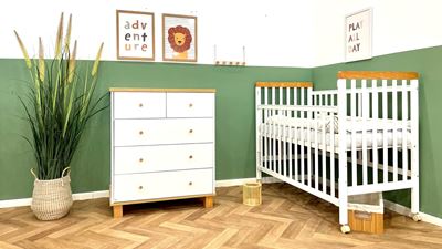 מיטה ושידה בשלוב עץ או בצבע לבן חלק .