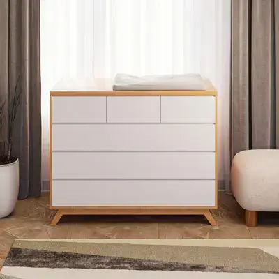 שידה הונגקונג- JUST ARRIVE בואו להתאהב בשידת החתלה קלאסית, מלאה בשיק, עם קווים נקיים ושילוב צבעים מנצח.