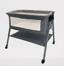 עריסה ניידת קלת משקל עם מזרן איכותי. מבית בייבי מישל