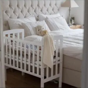 עריסה מתחברת למיטת הורים מעץ