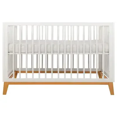 מיטת תינוק מרשימה צבע לבן בסיס צבע טבעי בעיצוב עדכני מבית בייבי כל מידות מזרן 130/70