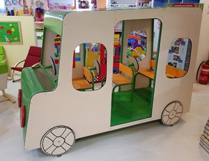 אוטובוס ענקי לחצר בעל 4 הגאים!! עשוי מתכת ופוליטילן עמיד במיוחד 5 מקומות ישיבה + עמדת נהג מחיר מיוחד של 7839 ש''ח!! כולל הובלה והרכבה חינם בבית הלקוח!!