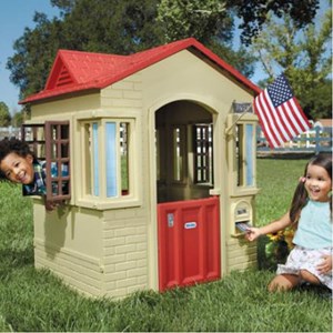 בית לחצר תוצרת Little Tikes מהיר להרכבה בעל דלתות וחריץ הכנסת מכתבים