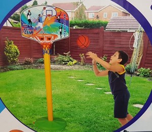 סט כדורסל לילדים הכולל סל פלסטיק איכותי המתכוונן לשני גבהים