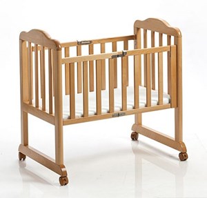 עריסה מתקפלת איכותית מעץ מלא של חברת "סופר בייבי"