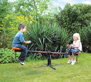 נדנדה איכותית מברזל לגילאי שנתיים פלוס .מסתובבת 360 מעלות. בטיחותית ביותר!