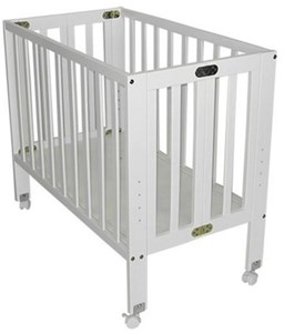 המוצר הוותיק והטוב עריסת עץ קומותיים מתקפלת לתינוק - בלבן.