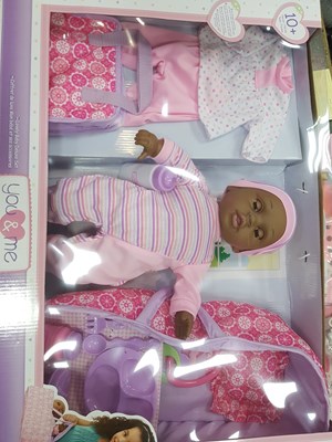 סט בובה אפריקאית ענקי בדמות הכוללים: סט כלי אוכל, סל שכיבה לנשיאה, תיק החתלה וסט ביגוד נוסף