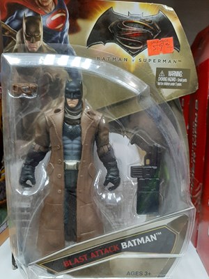 בובת BATMAN המקורית עם משקפת ורובה מצורפים באריזה לחוויה מושלמת לילדכם