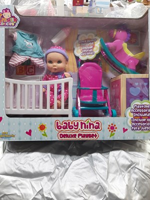 סט בובה BABY NINA כולל בגד להחלפה עם עגלה מיטה בקבוק וסוס צעצוע