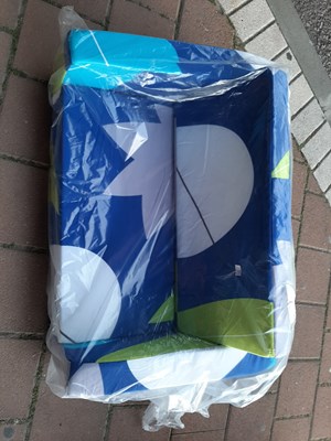 זה הזמן לשכב ולהירגע, ספונת למיטה נפתחת לתינוק במבחר צבעים