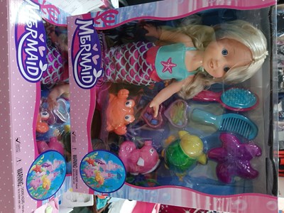 בובת נסיכת הים עם שיער גולש וסט סירוק עם חיות ים