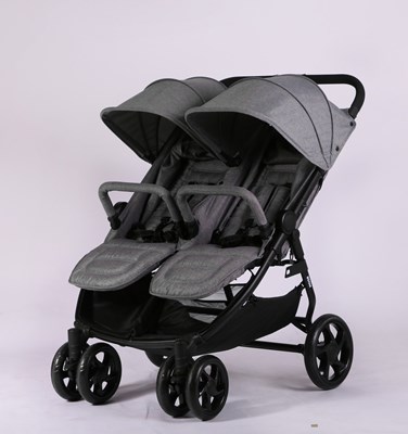 עגלת תאומים מבית UNO.גגון נפרד לכל אחד בדים איכותיים ומאריך רגליים