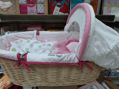 עריסת קש עם יפהפיה עם מזרן פנימי שמיכה וכרית ללא גגון ומעמד.