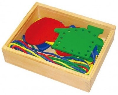 השחלת שרוכים - 8 משחק צורות עץ ושרוכים לשיפור המוטוריקה העדינה בקופסת עץ מהודרת Viga
