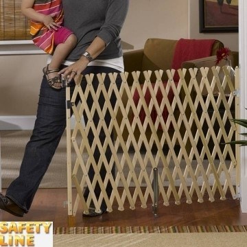 שער קונצרטינה מעץ מלא נפתח לגודל מקסימלי של 152 ס"מ