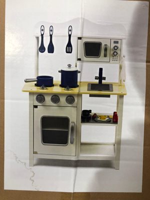 מטבח מעץ לילדים כולל תנור כיור עם ברז מיקרוגל ואביזרי בישול..