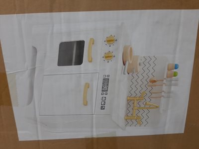 מטבח מעץ לבן משולב צבעים עם תנור כיור ברז ואביזרי בישול