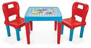 שולחן עם כסאות מפלסטיק איכותי מבית פילסן